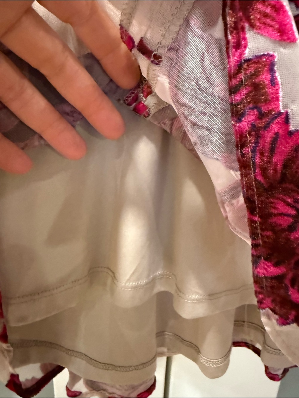 Bloomingdale’s Cupio Red Floral Burnout Ruffle Blouse on Cream size Large - Picture 12 of 16